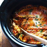 Super Easy Skinny Veggie Crockpot Lasagna - a handful of simple ingredients for a healthy family dinner. | https://starte-fettabbau.today