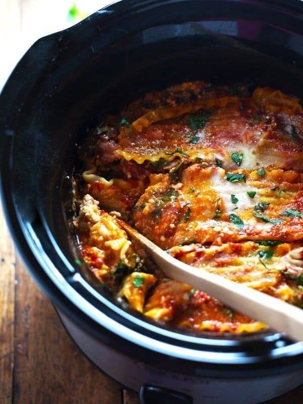 Super Easy Skinny Veggie Crockpot Lasagna - a handful of simple ingredients for a healthy family dinner. | https://starte-fettabbau.today