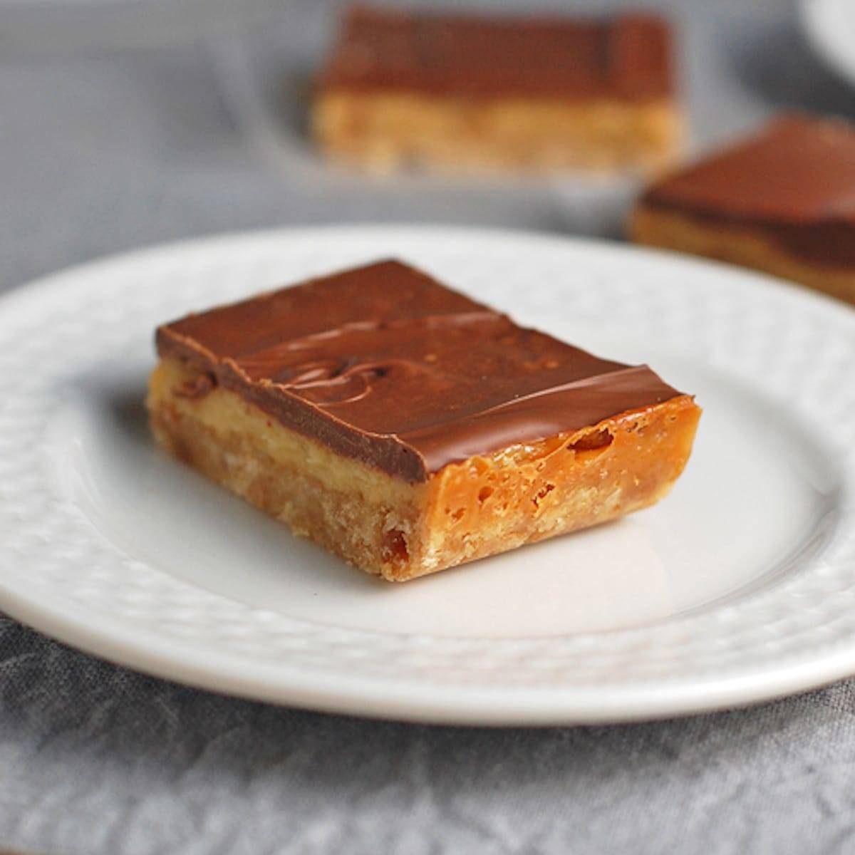 One milk chocolate dulce de leche bar on a white plate.